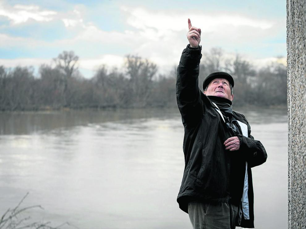José Antonio Leza, 'El Pirata' de Cabañas, señala al cielo en la orilla del Ebro. laura uranga Guadalupe Rubio, frente a su casa rural.
