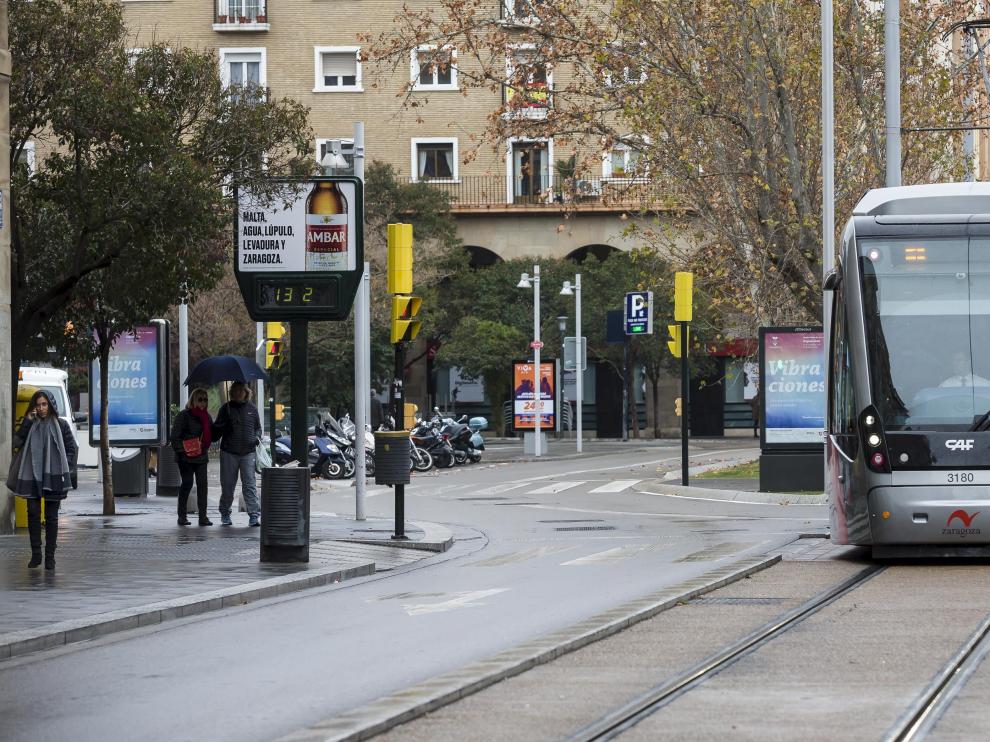 Un tranvía, ayer, en el punto de Fernando el Católico en el que ocurrió el accidente del sábado.