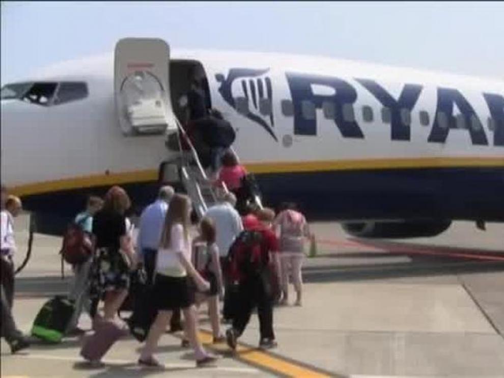 Ryanair cobra 5 euros por subir la maleta al avión