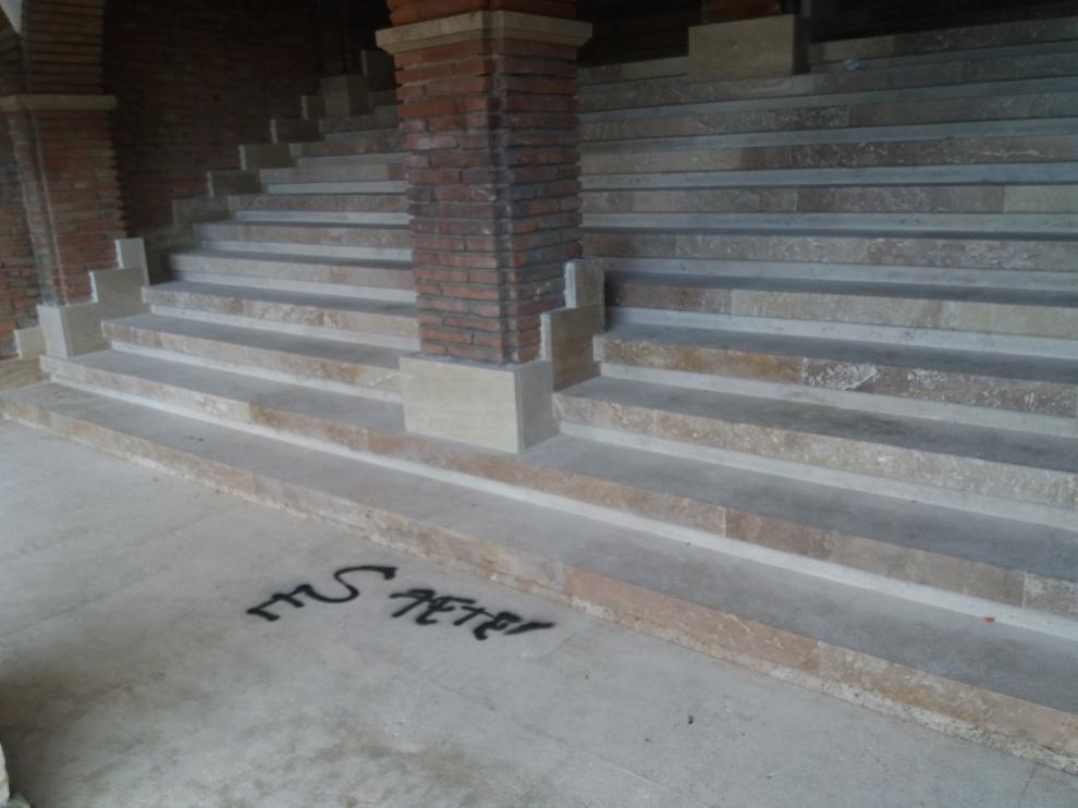 Pintada aparecida en la zona baja de la escalinata del Deán Buj.