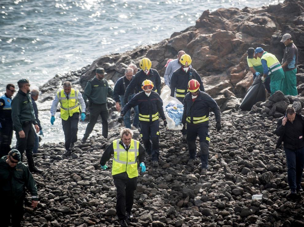 Siete muertos al encallar una patera en Lanzarote