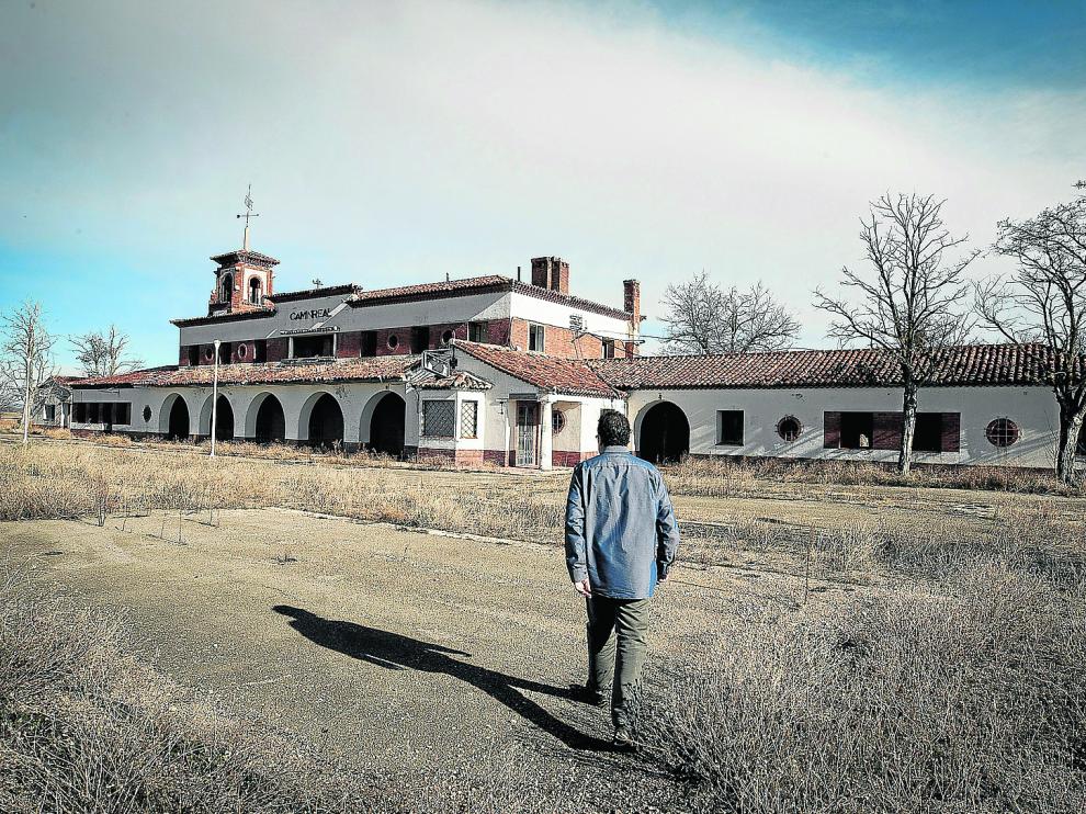 El edificio de la estación de Caminreal, diseñado por Gutiérrez Soto e inaugurado en 1933, está actualmente en desuso.