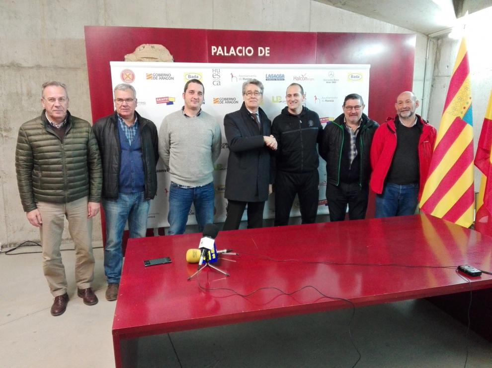 Nolasco junto al presidente Pachi Giné, el director deportivo Dani Ibáñez y otros miembros de la directiva en el acto en que se ha anunciado la renovación.