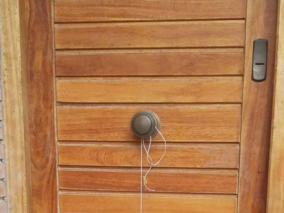 El felino apareció ahorcado en la puerta de una vivienda de Zaragoza.