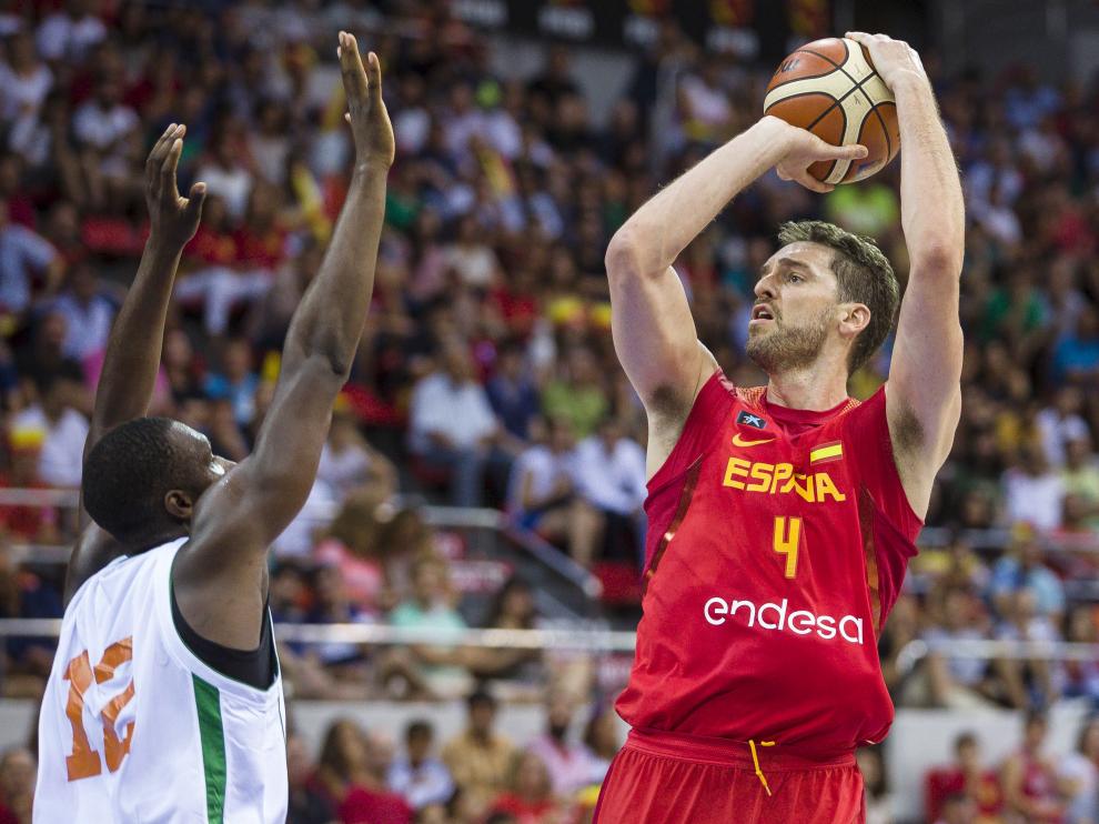 Pau Gasol lanza a canasta en la última visita de España a Zaragoza, en julio de 2016.