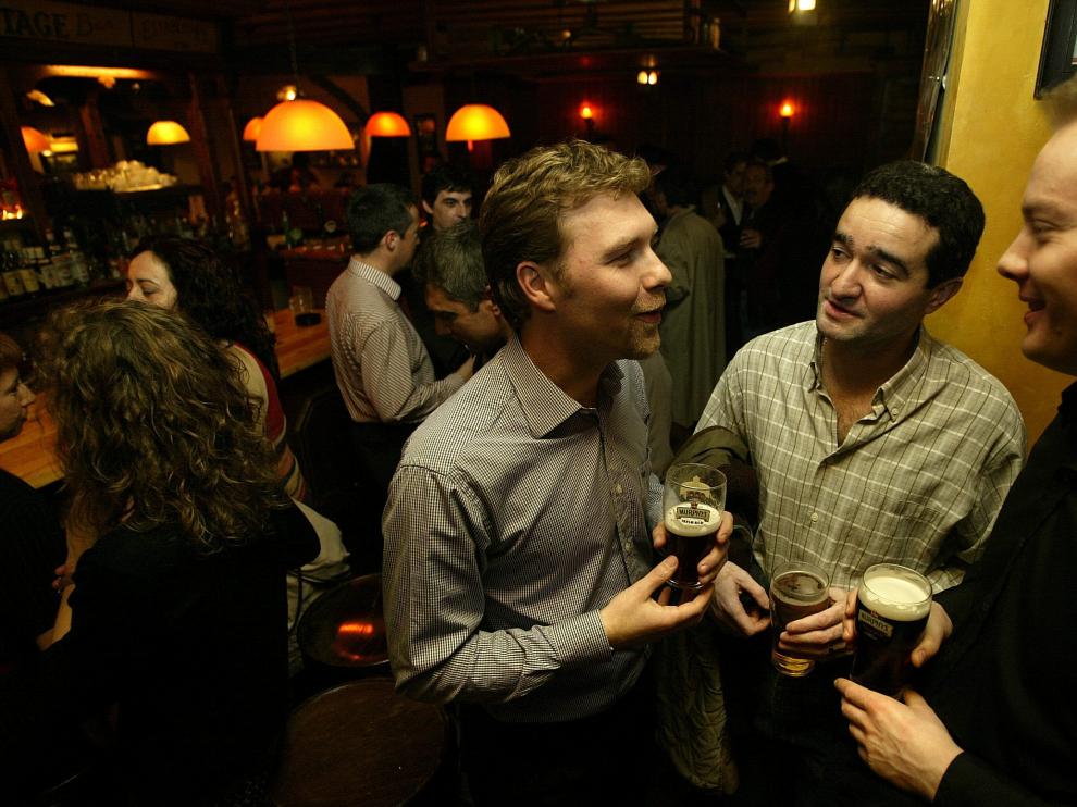 Un grupo de personas conversa en inglés en el pub Bull McCabe's de la calle Cádiz.