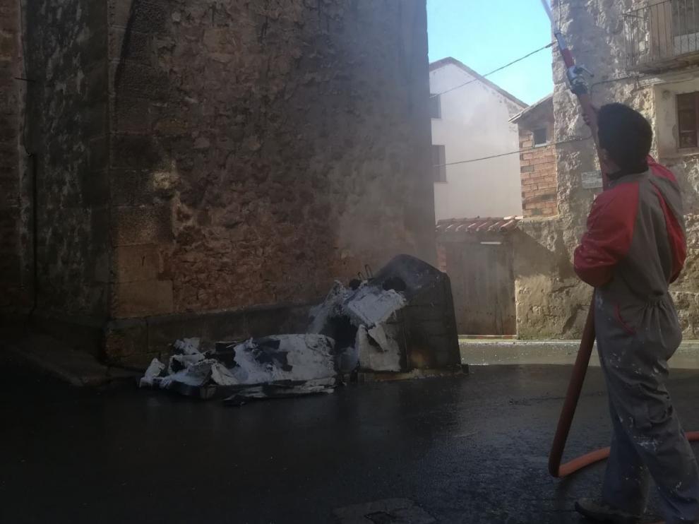 Los contenedores se situaban junto a la torre de la iglesia.