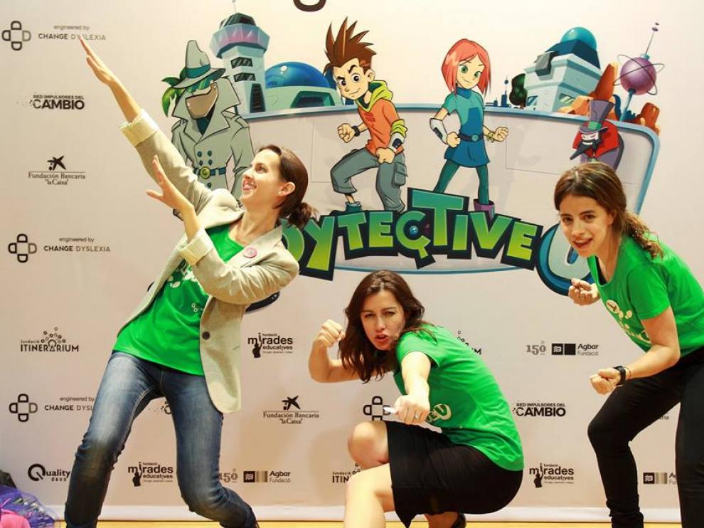Luz Rello, consejera delegada de Change Dyslexia (en el centro), junto dos mujeres de su equipo: la psicóloga Camila de Ros (izquierda) y María Herrera, responsable de operaciones de la firma