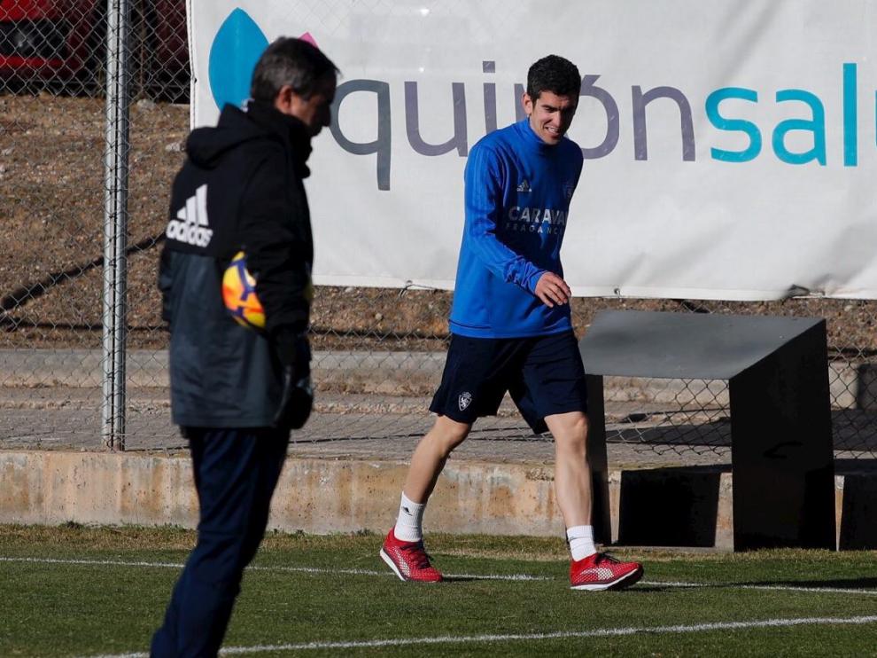 Jesús Alfaro, nuevo fichaje del Real Zaragoza, pasa por delante de Natxo González en su primer entrenamiento como jugador blanquillo.