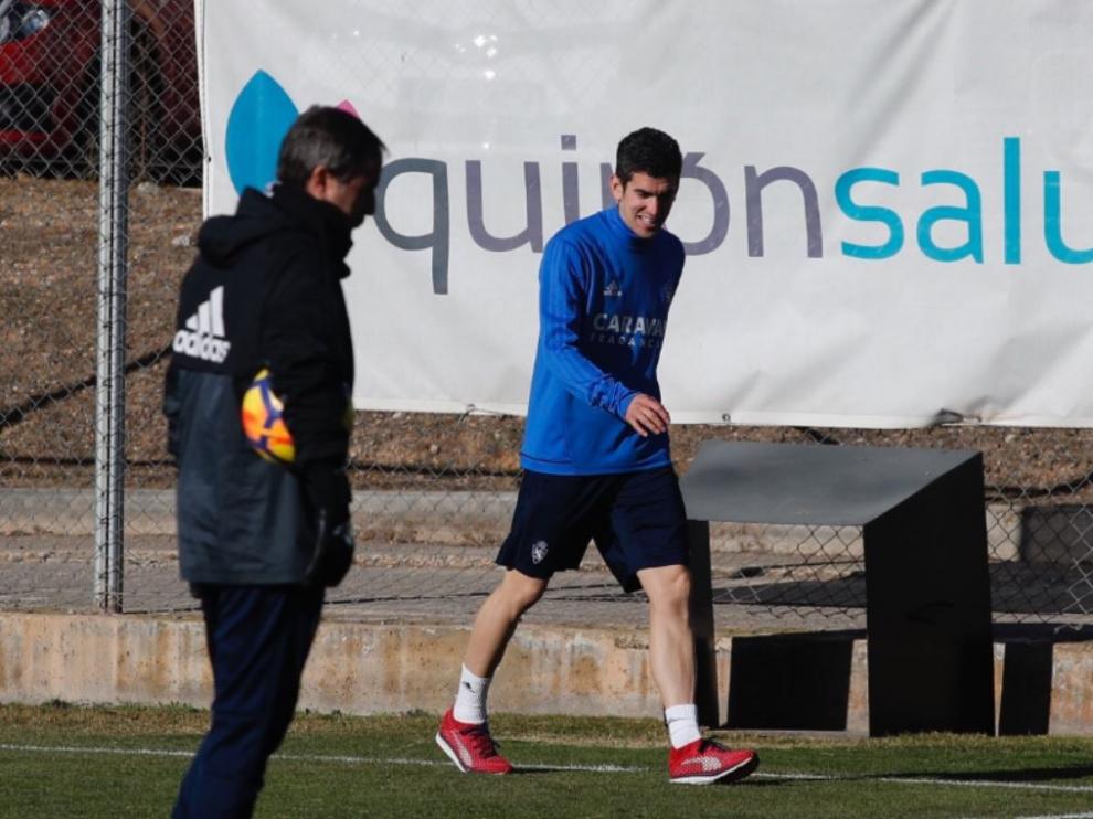 Jesús Alfaro, en su primer entrenamiento como zaragocista, sale del vestuario ante Natxo González, el técnico blanquillo.
