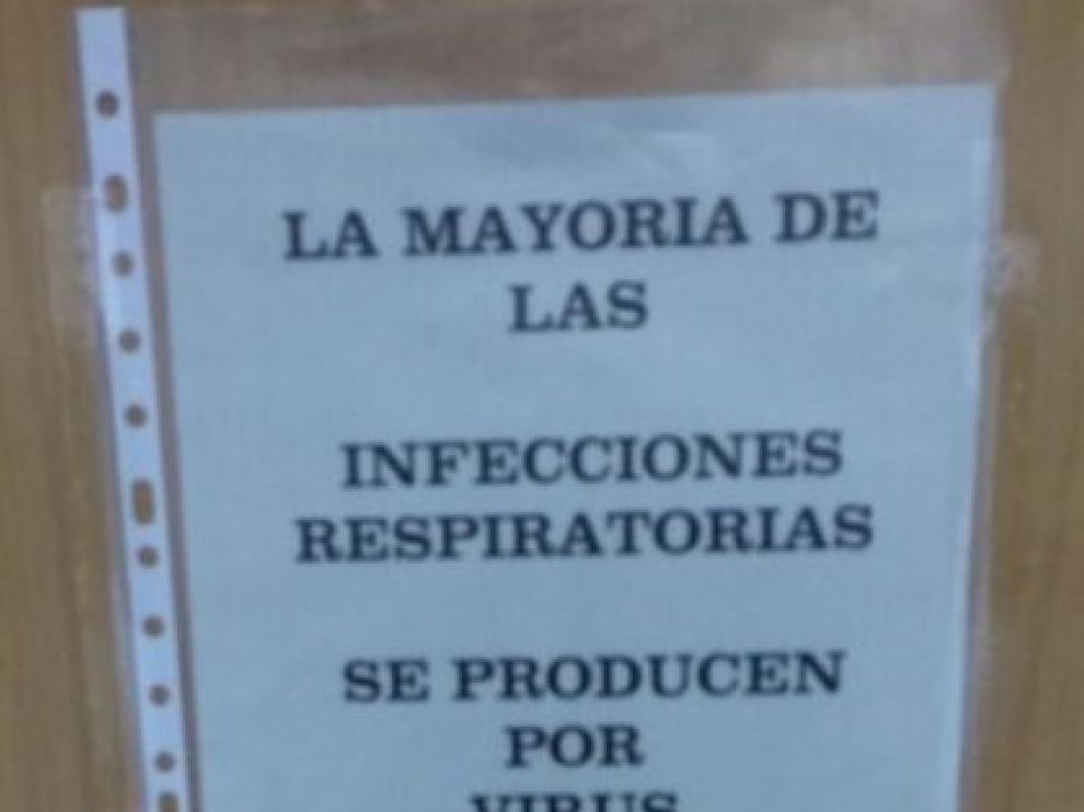 "La mayoría de las infecciones respiratorias se producen por virus y no precisan antibióticos", reza el cartel que sustituye al de los mocos en la pared del Centro de Salud Amparo Poch de Zaragoza.