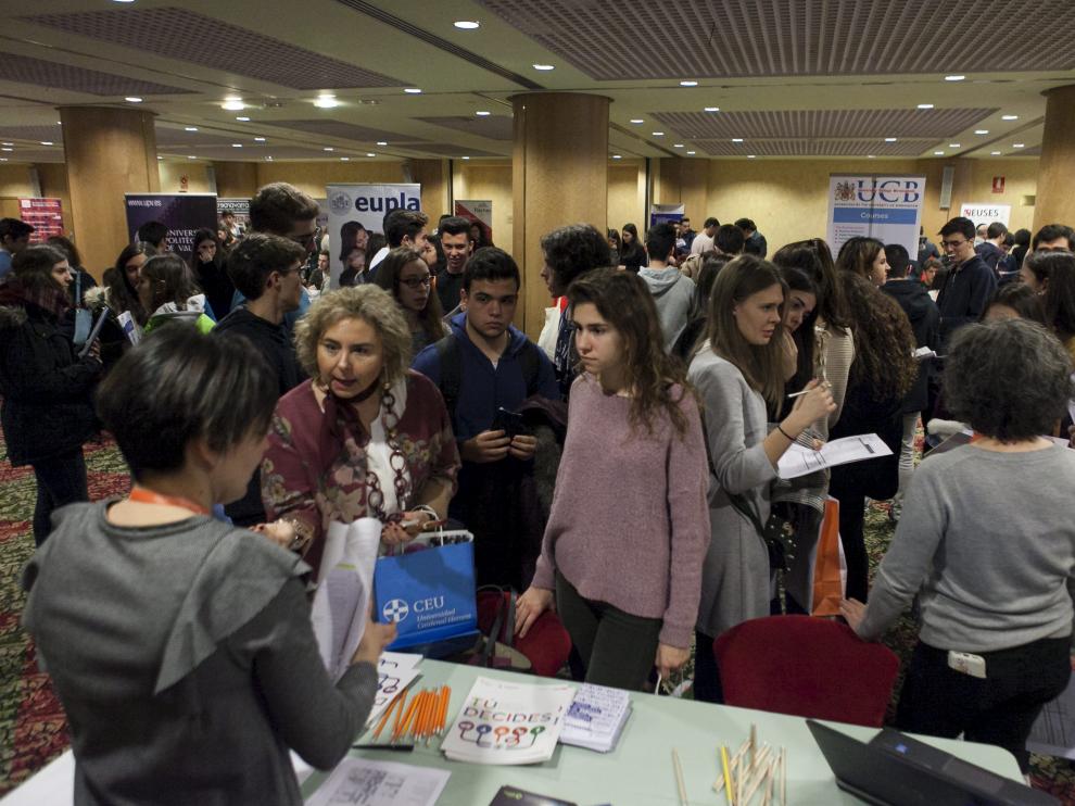Cientos de estudiantes visitan los diferentes estands de las universidades.