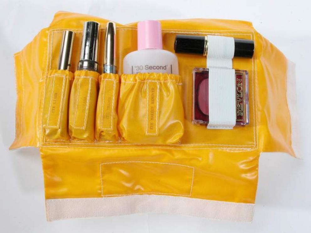 Imagen del kit de maquillaje para las astronautas de la NASA.