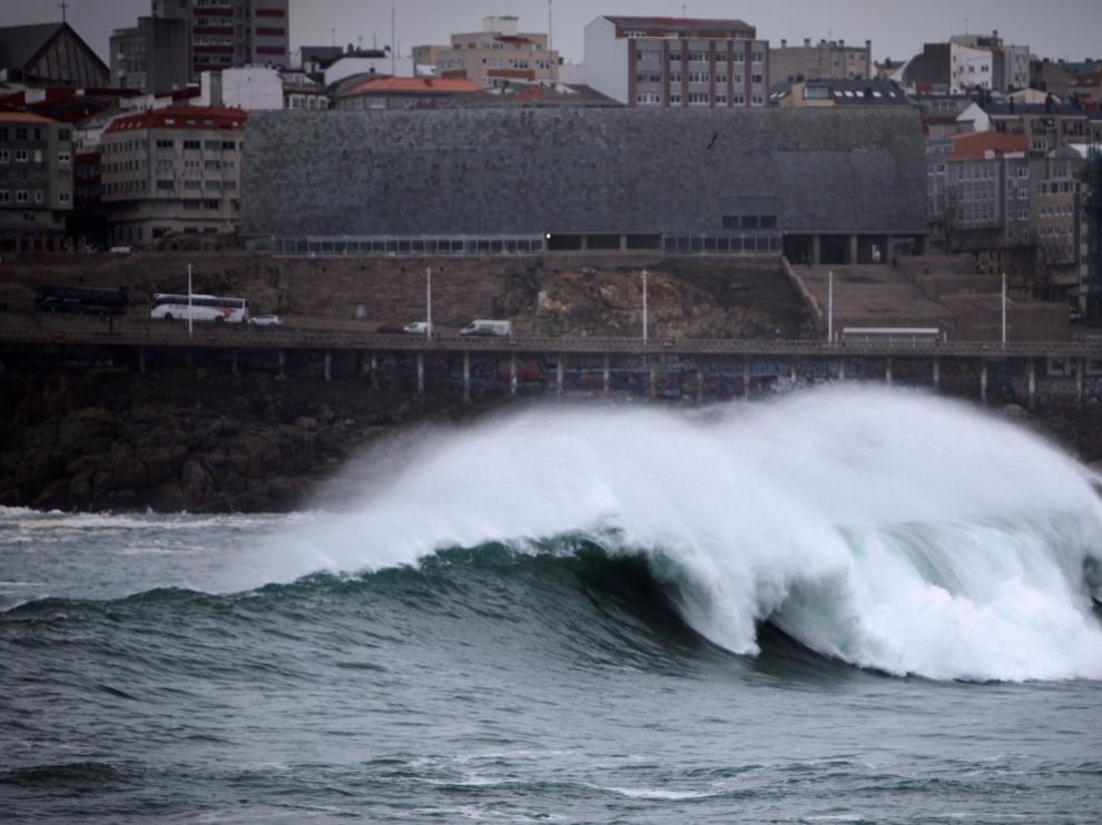 Una ola llega con fuerza a La Coruña