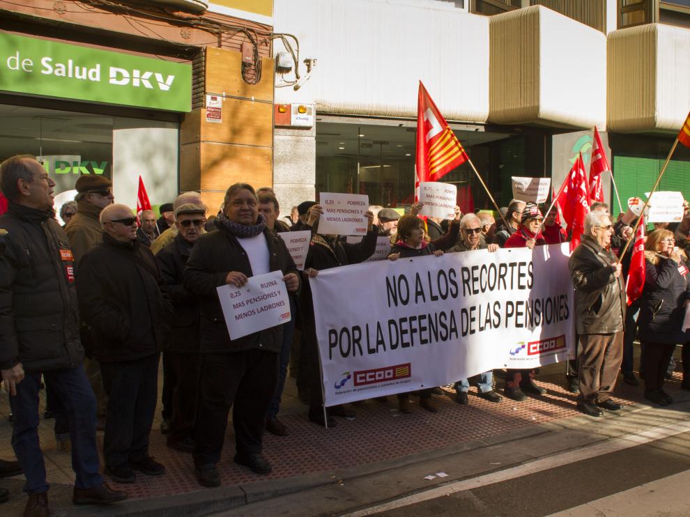 concentración de pensionistas y jubilados a las puertas de la Dirección Provincial del INSS, convocados por Comisiones Obreras en Aragón.