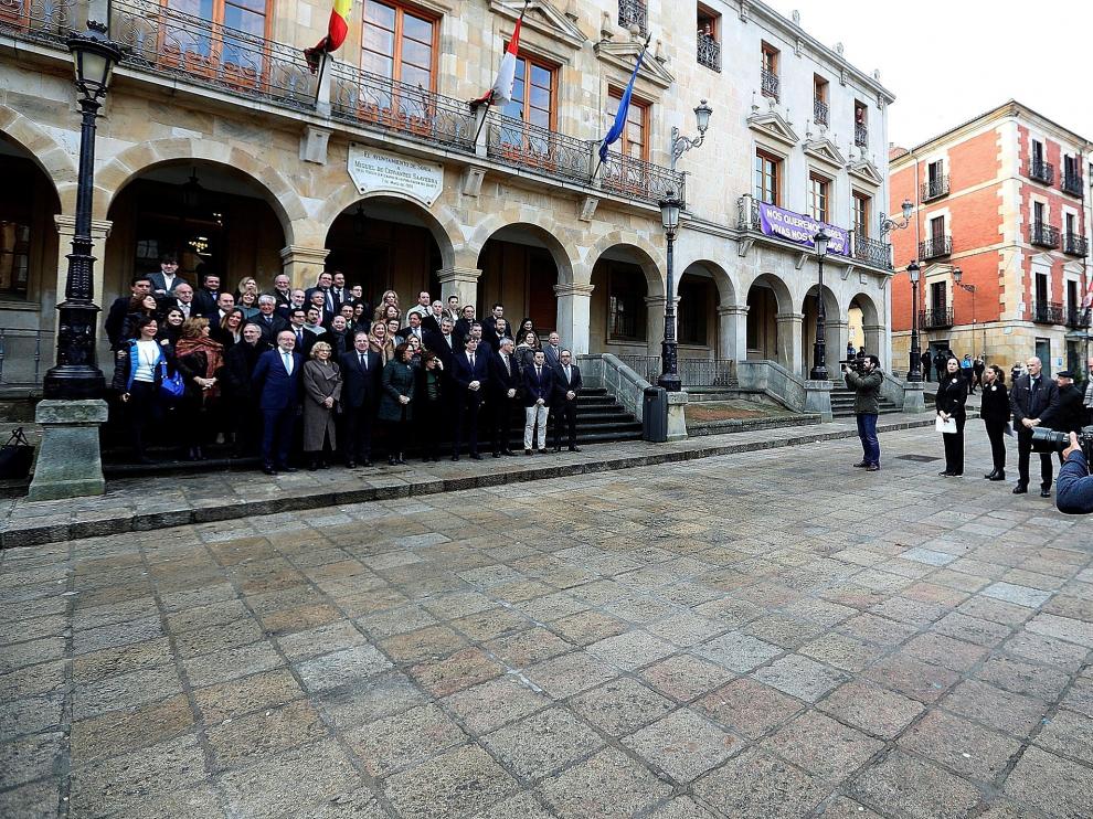 Foto de familia de la inauguración del congreso "Think Europe Compromiso 2030. Soria", en la plaza Mayor de la capital soriana.