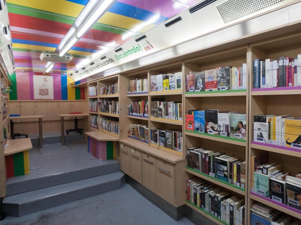Interior del bibliobús de Zaragoza