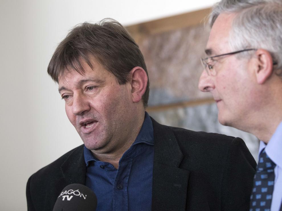 Enrique Arcéiz, muevo presidente de Arento (izda.), con el consejero de Desarrollo Rural, Joaquín Olona, ayer tras la asamblea general extraordinaria