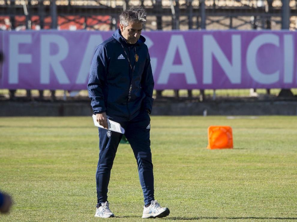 Natxo González camina en el campo de entrenamientos de la Ciudad Deportiva.