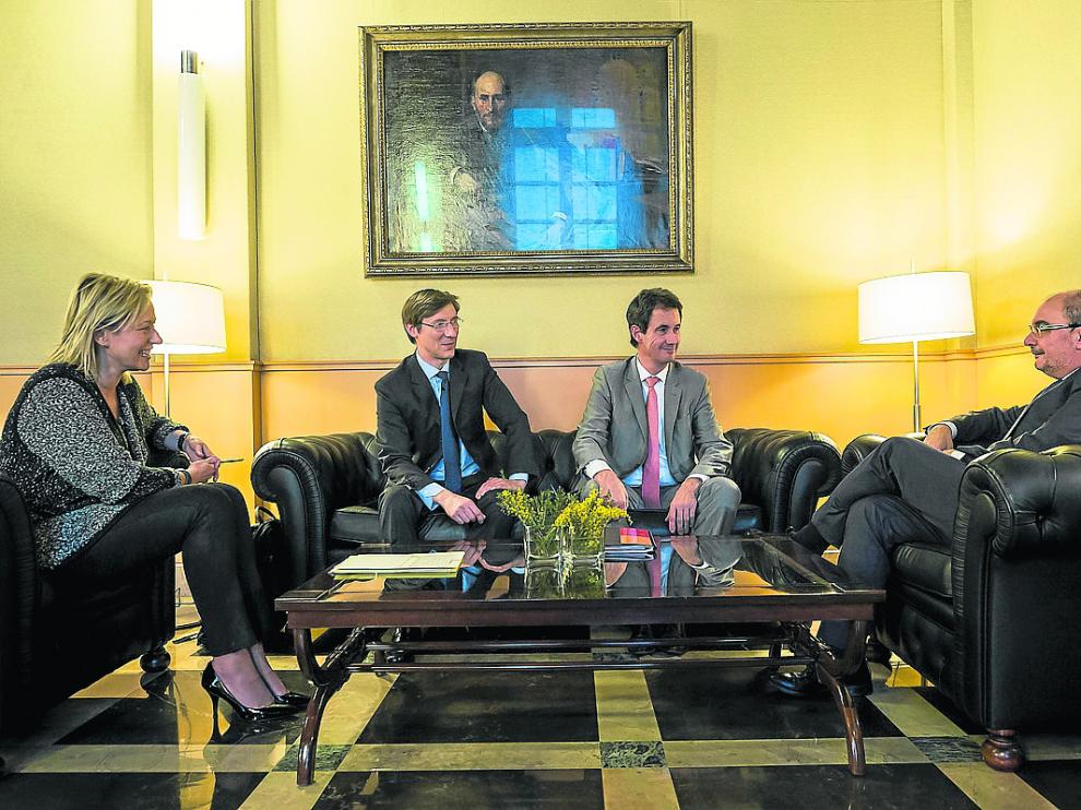 El presidente Lambán y la consejera Gastón, ayer, con los directivos de Tarmac.