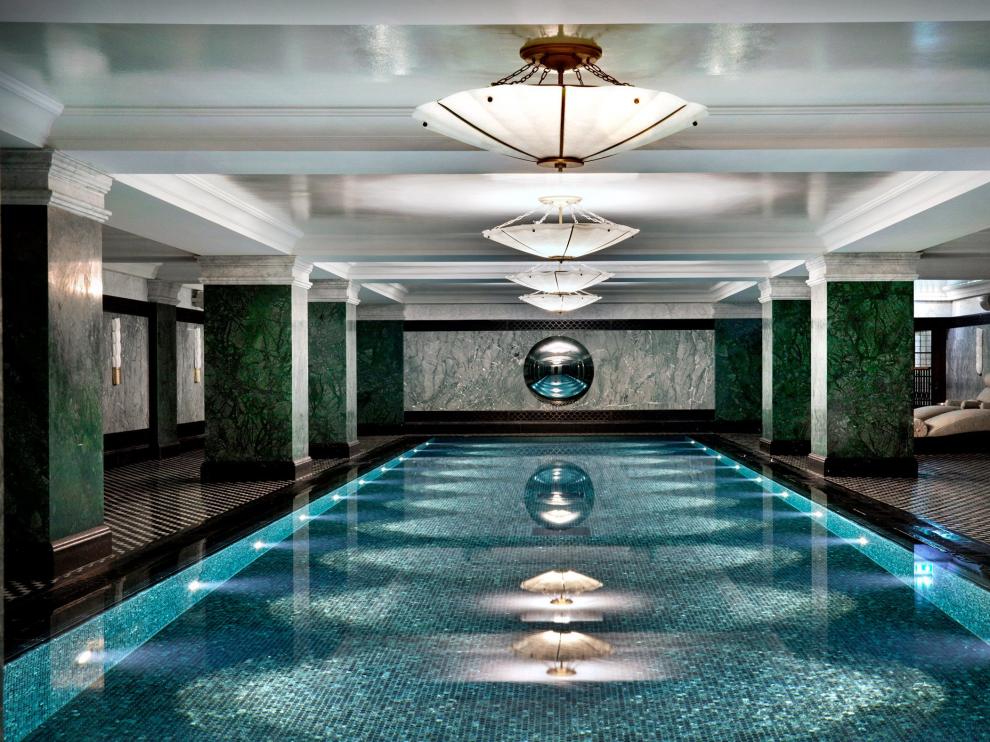 Piscina cubierta del hotel The Ned, en Londres, elegido el mejor alojamiento de spa y bienestar.