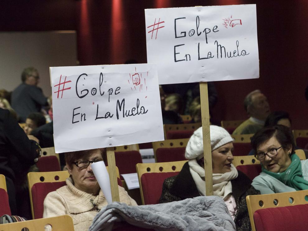 Carteles contra la moción de censura, en la asamblea informativa.
