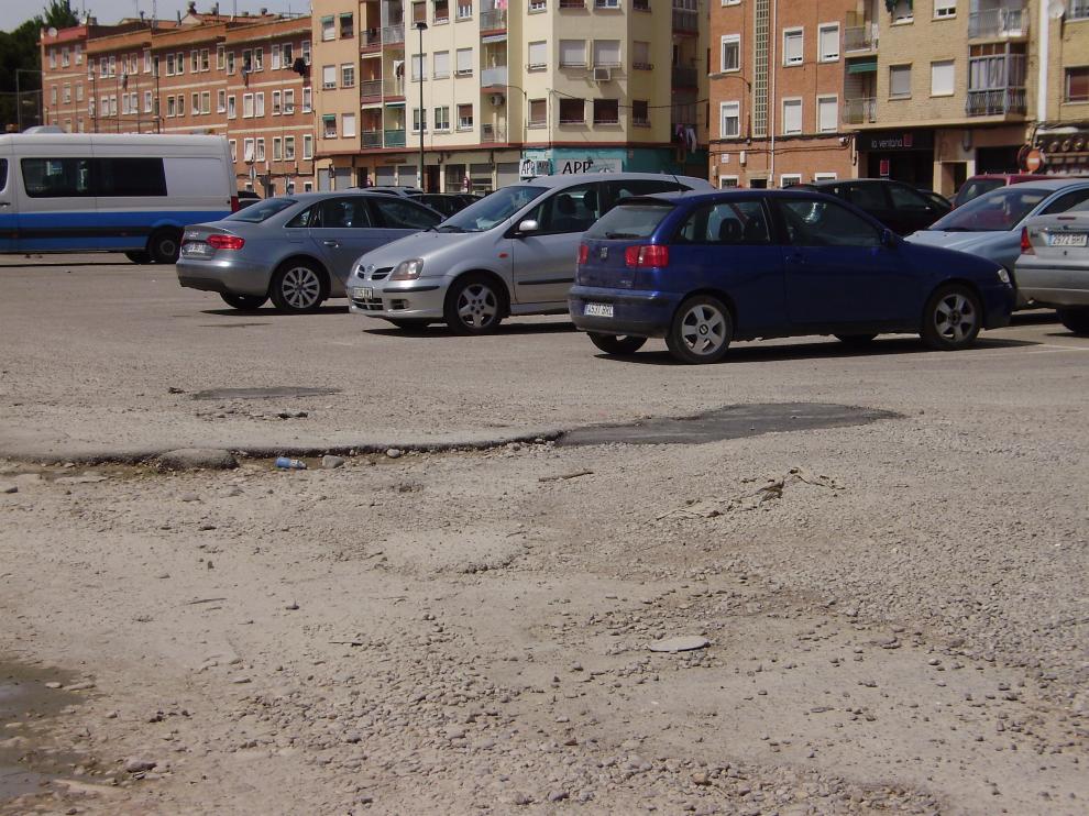 Solar que hace las veces de aparcamiento en la calle Embarcadero del barrio de Casablanca.