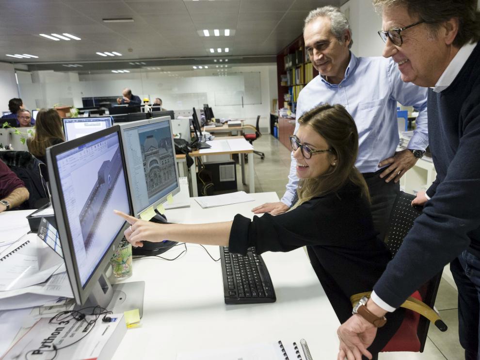 La arquitecta Carmen Magrazo muestra a su padre Joaquín y a Fernando Used el proyecto de la reconstrucción de la estación de Canfranc, en el despacho del grupo Ingennus, en Zaragoza.