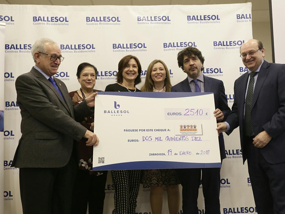 Los responsables de Ballesol, junto a Mario Garcés y Miguel Casaus, posando con el talón de 2.500 euros