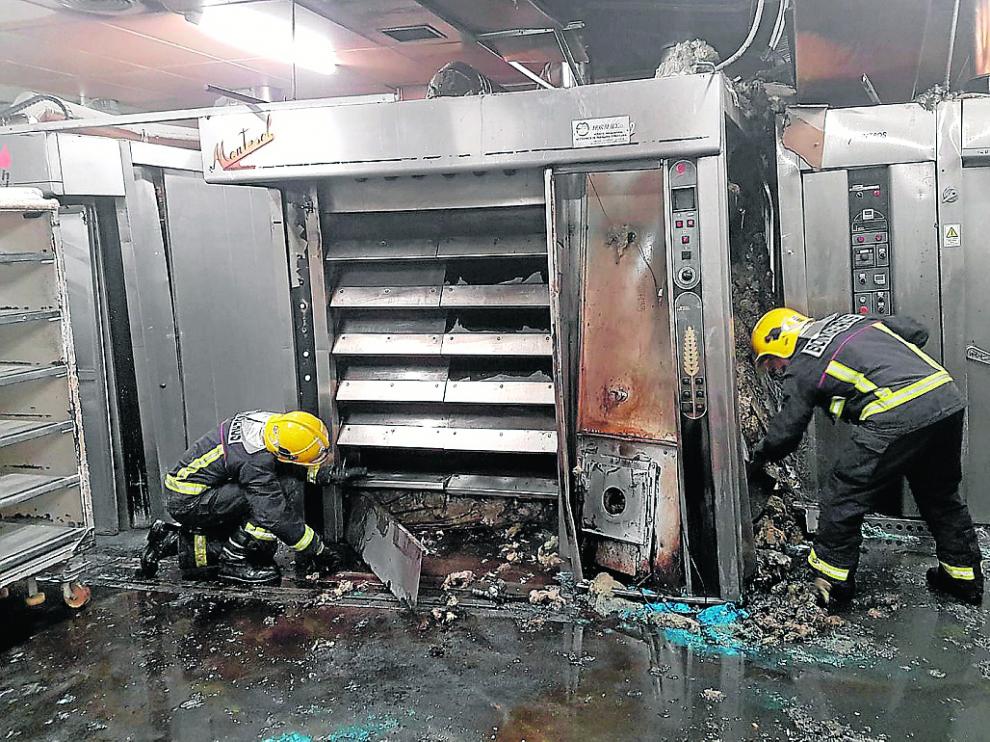 Los voluntarios de Almudévar llegaron los primeros al reciente incendio de pastelería Tolosana.