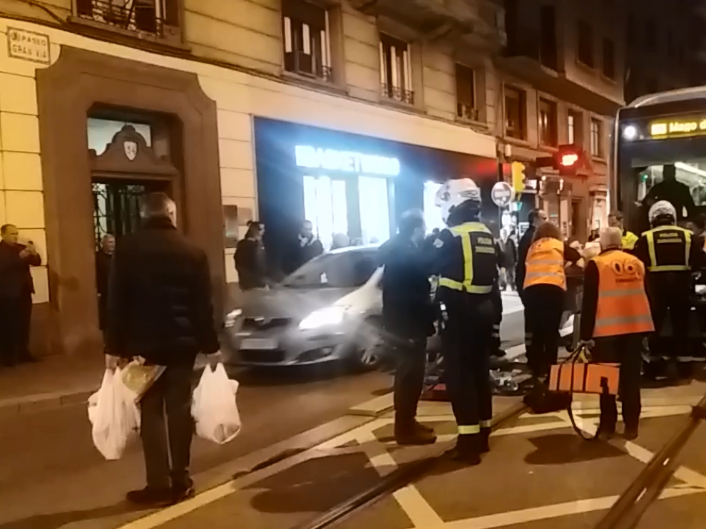 El personal sanitario atiende al peatón atropellado por el tranvía en la Gran Vía