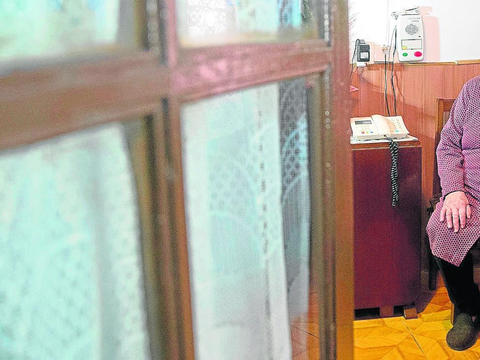 Ventura Martínez, de 87 años, en su casa de Atea junto al sistema de teleasistencia.
