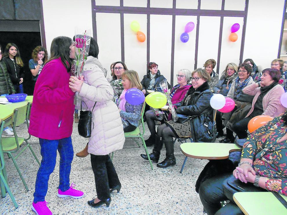 Jóvenes estudiantes del centro recibieron ayer a las alumnas de la primera promoción femenina.