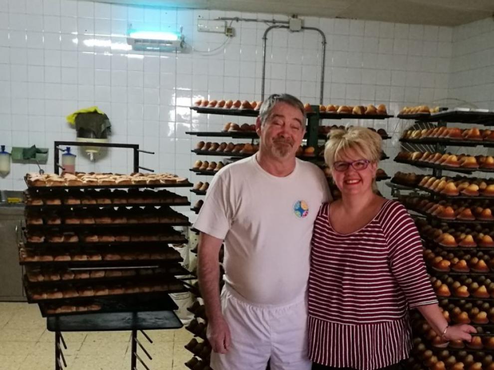 Miguel Ángel Andreu y Yolanda Alonso, en la panadería Lanave.