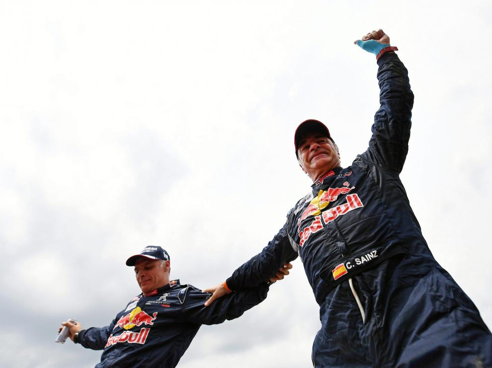 Carlos Sainz celebra la victoria en el Dakar.