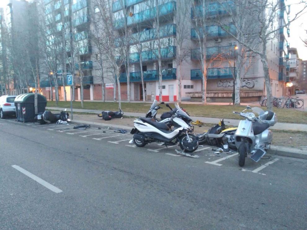 Motos derribadas por el vehículo del conductor que circulaba bajo los efectos del alcohol.