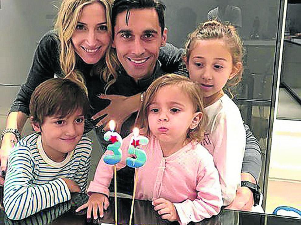 Arbeloa, con su familia y su tarta de cumpleaños.
