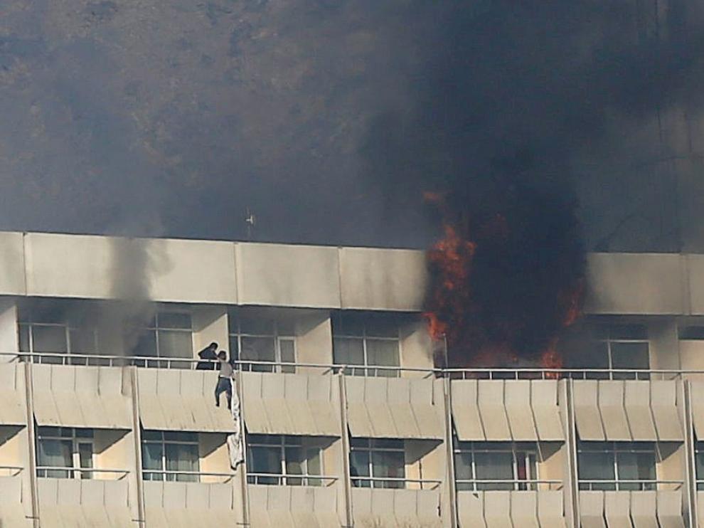 Un hombre trata de escapar del hotel Intercontinental de Kabul atacado.