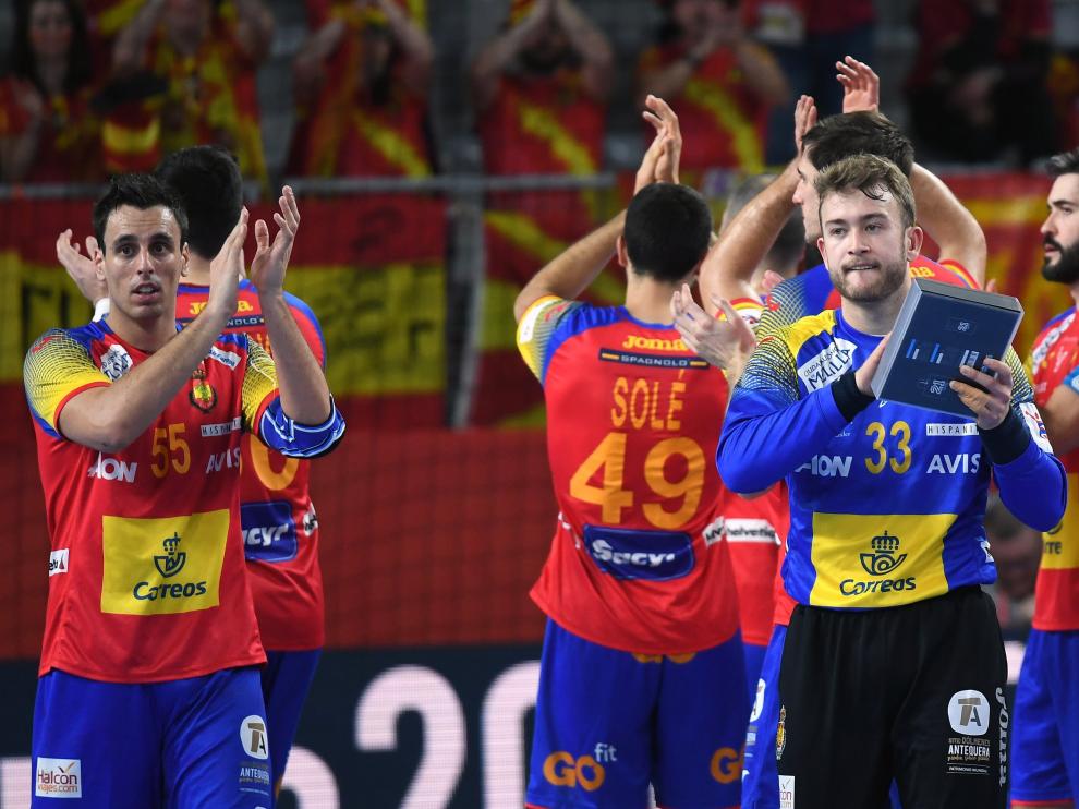 La selección española de balonmano celebra el triunfo