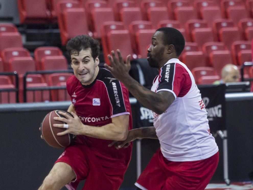 Tomás Bellas penetra ante la oposición de Bo McCalebb, durante un entrenamiento.