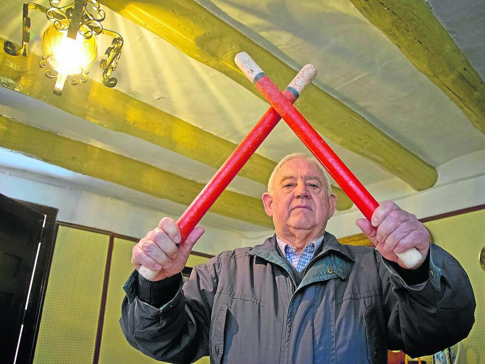 Serapio Jaime, con los tradicionales palos del dance, una fiesta de interés turístico de Aragón.
