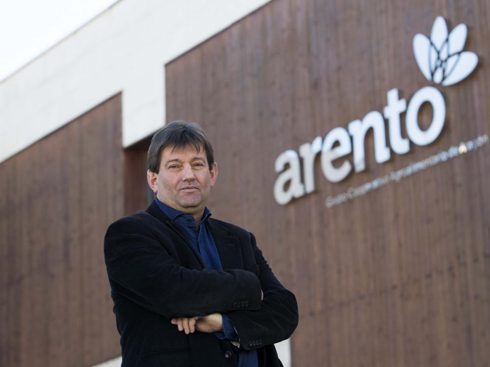 El nuevo presidente de Arento, Enrique Arcéiz, ante la sede del grupo cooperativo en Mercazaragoza.