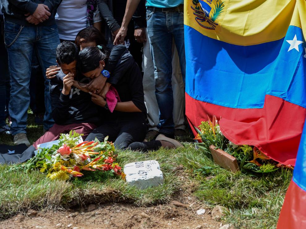 Familiares de algunos de los disidentes abatidos junto a Óscar Pérez en el lugar donde fueron enterrados