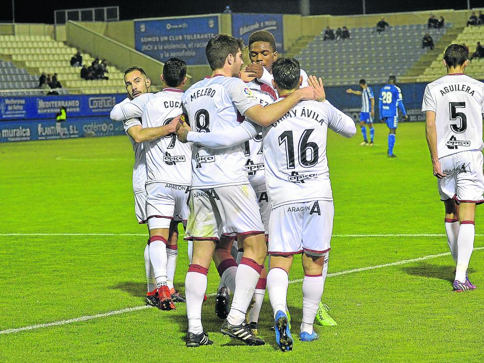 Los jugadores del Huesca se abrazan tras uno de los tantos conseguidos frente al Lorca.