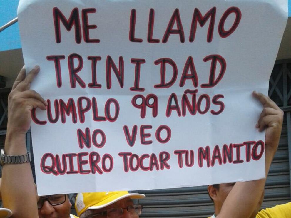 "Cumplo 99 años. No veo. Quiero tocar tu mano"... y el Papa bajó del papamóvil