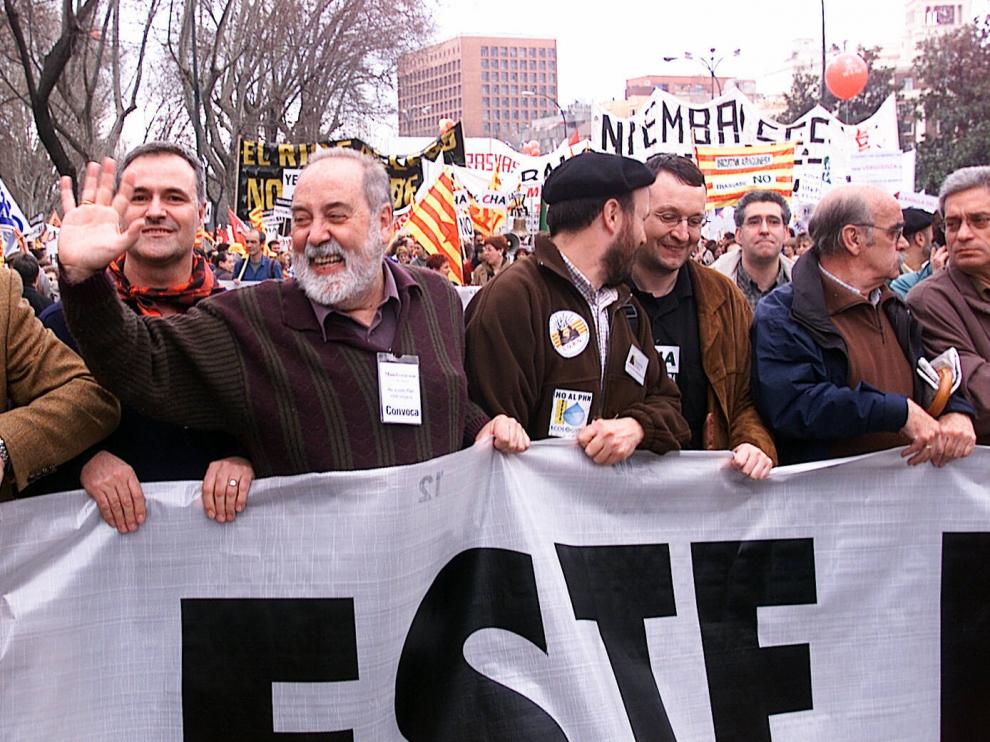 En una marcha en Madrid, convocada por partidos y entidades aragonesas, contra el plan hidrológico y el trasvase del Ebro, el 11 de marzo de 2001.