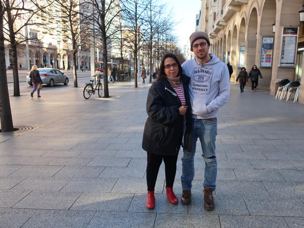 Ignacio Abasolo y Holanda Castro, venezolanos que llegaron a Zaragoza hace tres meses con sus hijos.