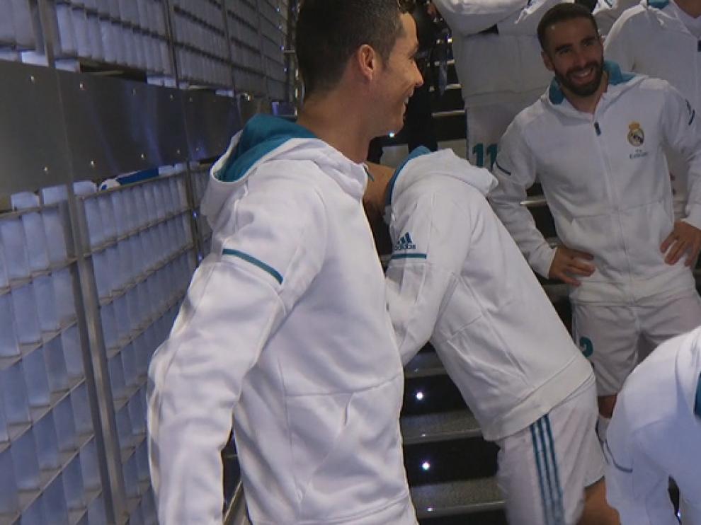 Cristiano Ronaldo, en el túnel de vestuarios del Bernabéu con sus compañeros.