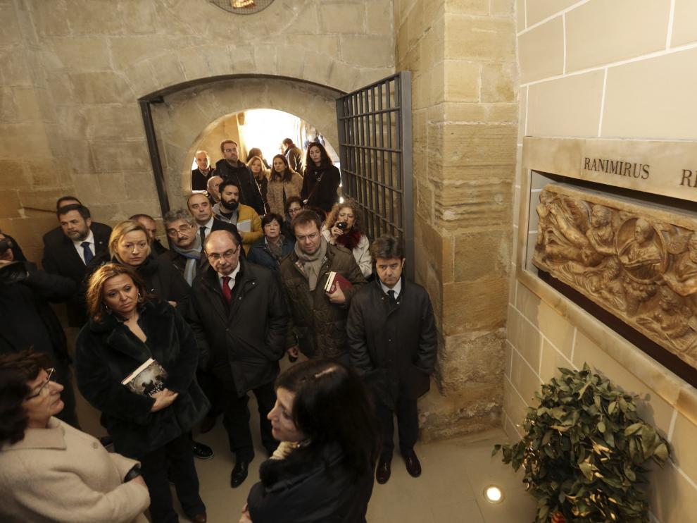 Las autoridades, con Lambán a la cabeza, han visitado el panteón real que alberga el Monasterio de San Pedro el Viejo