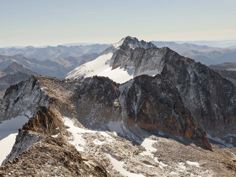 Vista aérea del macizo de los Montes Malditos y y el pico de Aneto o Tuca d'Aneto